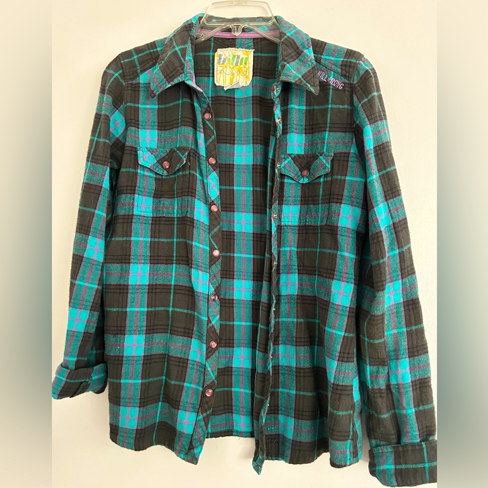 L Billabong Women’s plaid button up shirt